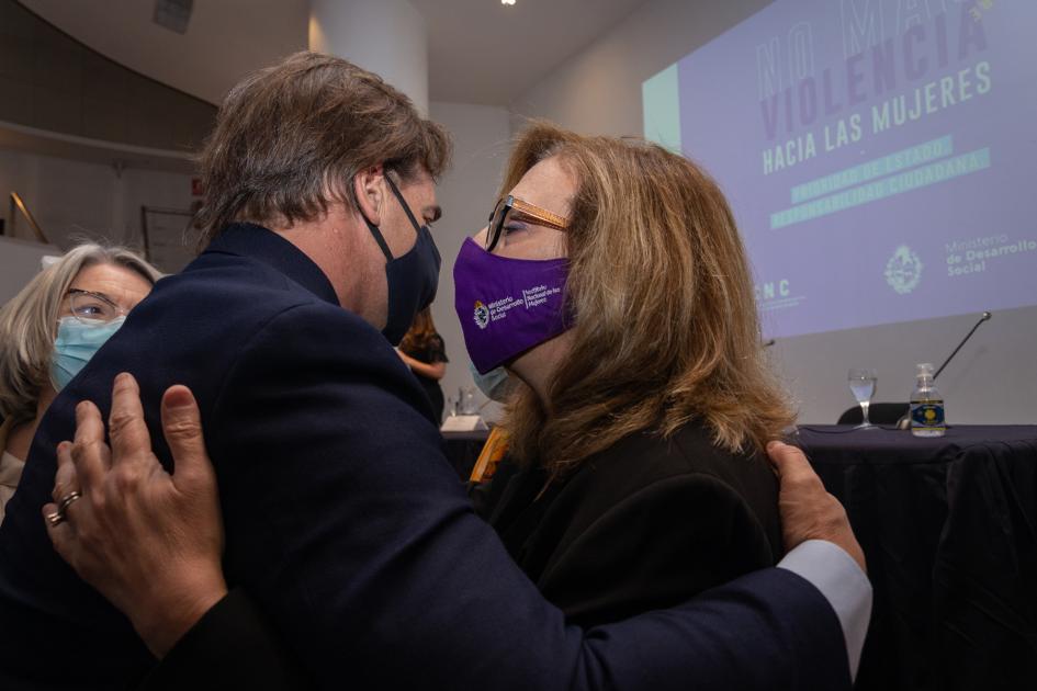 El presidente saludando a la directora de Inmujeres El presidente saludando a la directora de Inmujeres