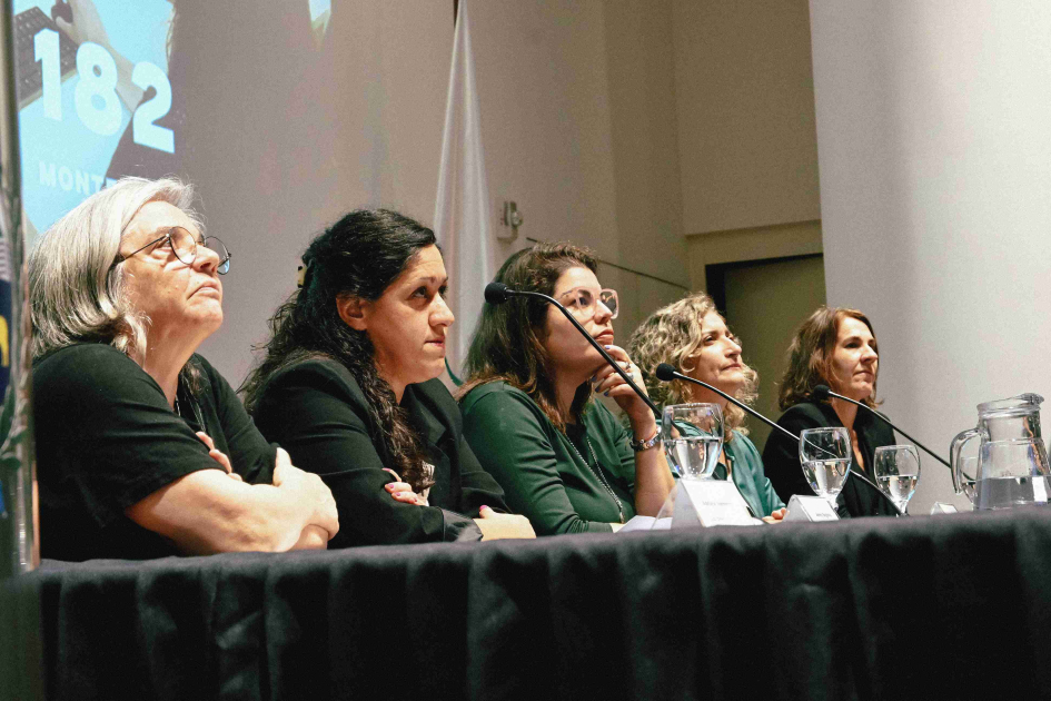 Mesa de oradoras durante la actividad organizada por el INE. Foto: INE.