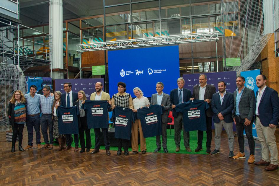 Presentación de la camiseta que se utilizará durante la carrera Presentación de la camiseta que se utilizará durante la carrera