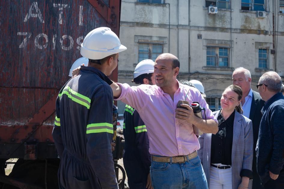 Ministro Lema saludando a los trabajadores 