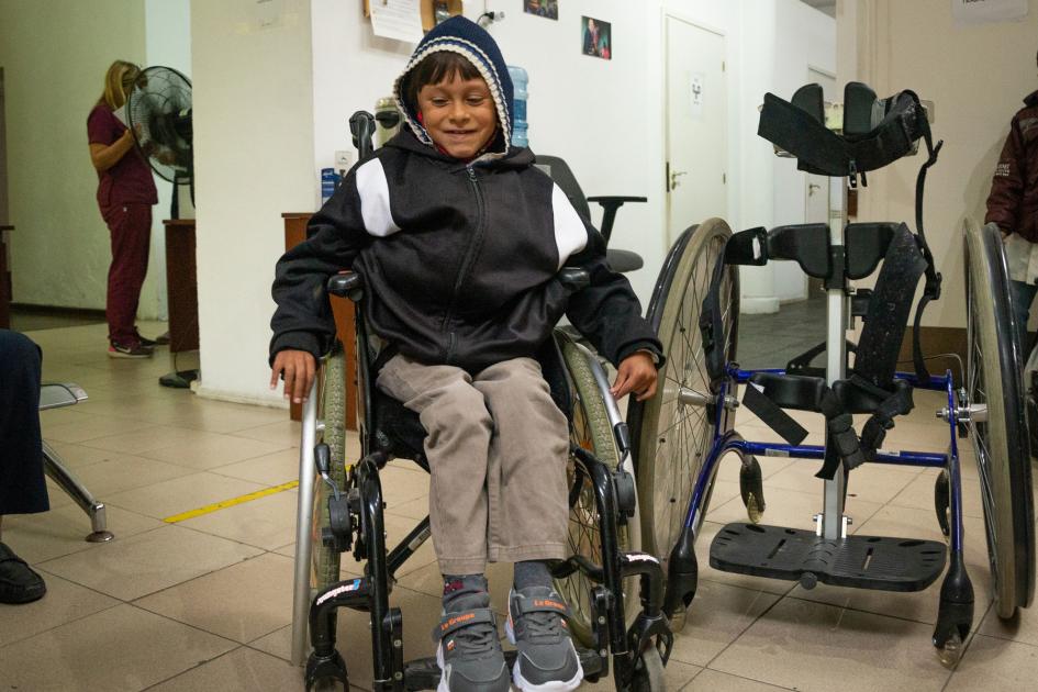 Niño en situación de discapacidad motriz usa silla de ruedas donada por fundación noruega