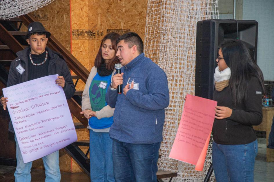 Jóvenes exponiendo sus propuestas Jóvenes exponiendo sus propuestas