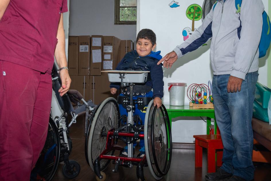 Niño en situación de discapacidad motriz usa silla de ruedas donada por fundación noruega