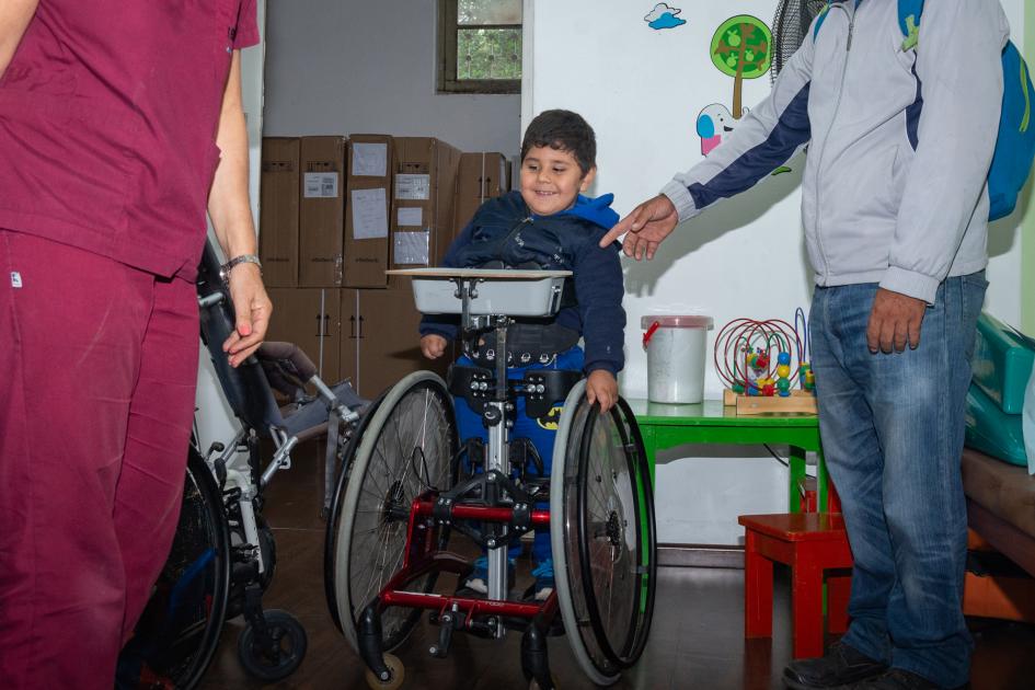 Mides lanza semana de la discapacidad con reconocimiento a la fundación noruega Hjelpemiddelfondet Niño en situación de discapacidad motriz usa silla de ruedas donada por fundación noruega