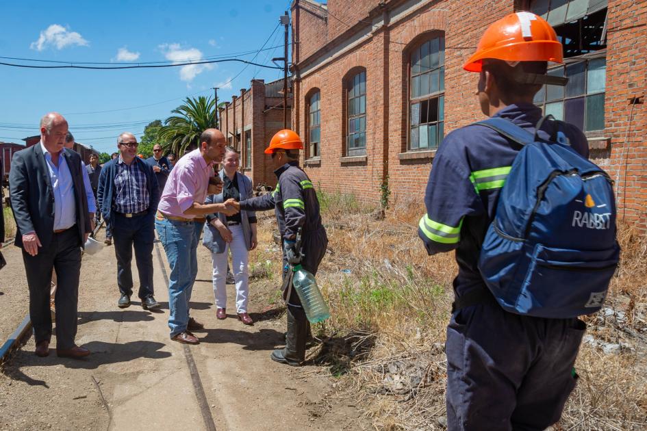 Ministro Lema saludando a los trabajadores Ministro Lema saludando a los trabajadores