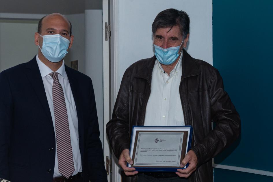 Ministro Martín Lema hace entrega de placa en reconocimiento a labor de la fundación Hjelpemiddelfondet Ministro Martín Lema entrega placa en reconocimiento a labor de fundación Hjelpemiddelfondet