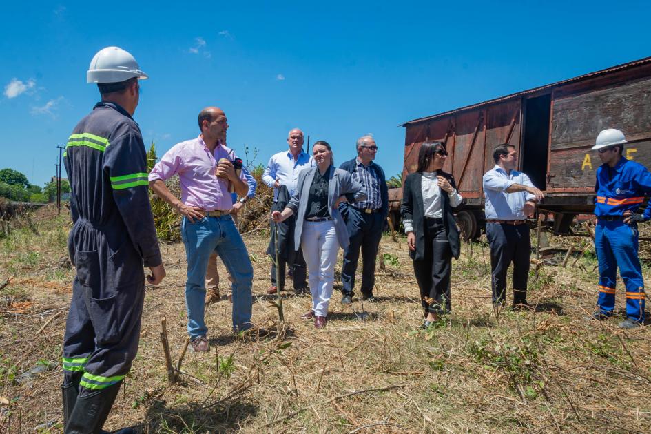 Autoridades realizando recorrida con los trabajadores 