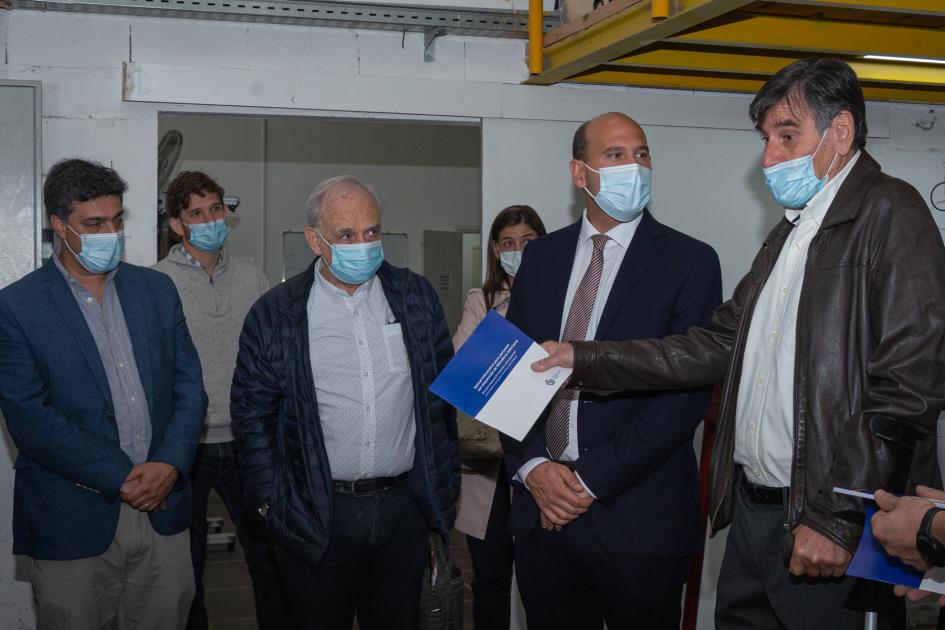 Autoridades del Mides y equipo del CENNAT junto a Carlos Caballero representante de fundación noruega Autoridades del Mides y equipo del CENNAT junto a representante de fundación noruega