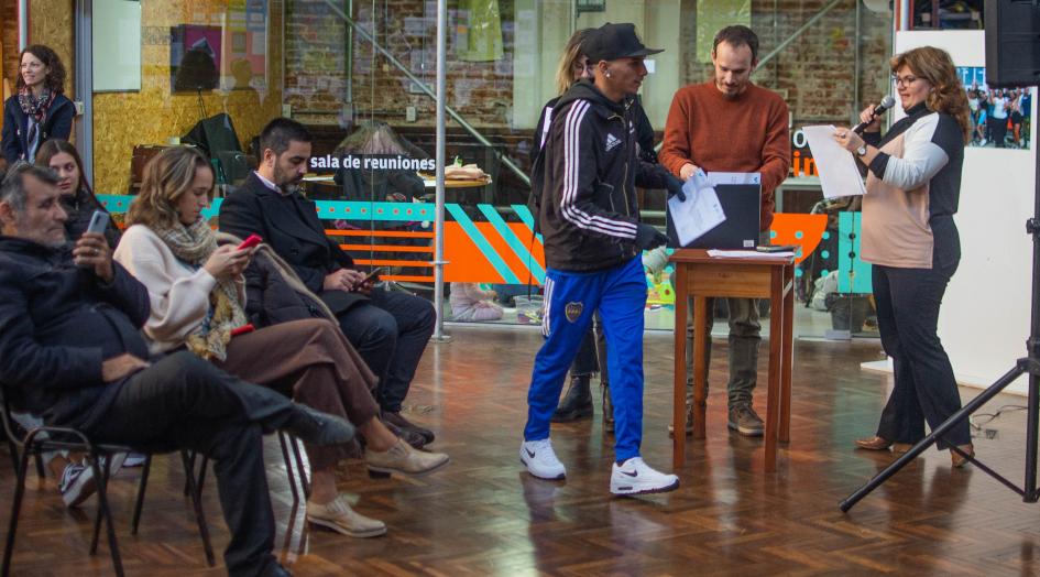 Participante recibiendo su certificado