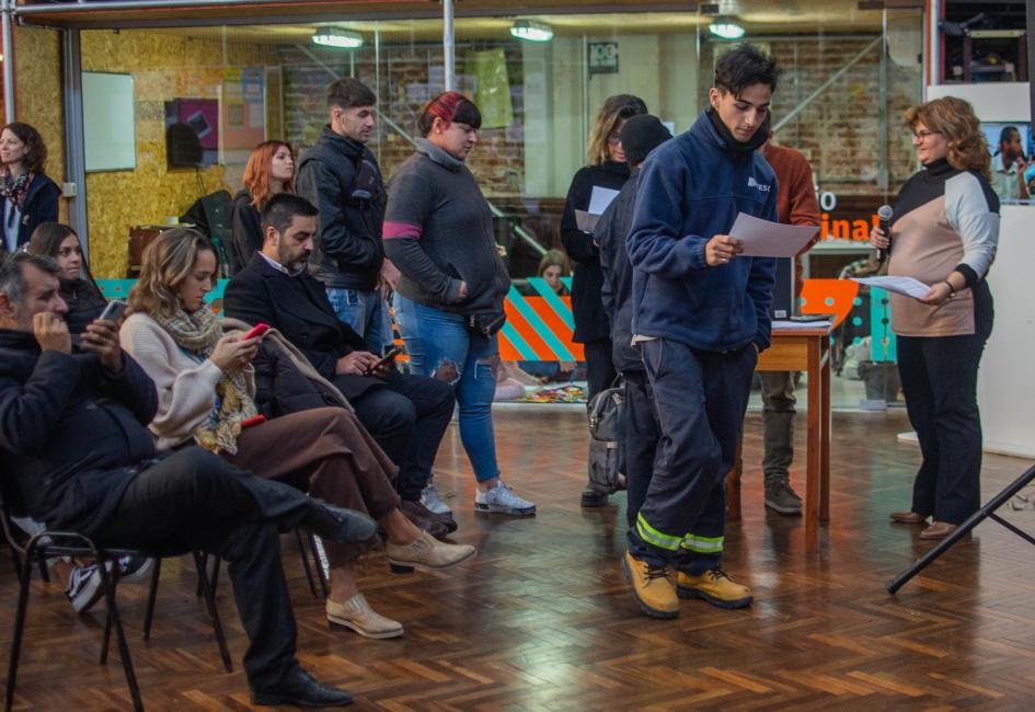 Participante recibiendo su certificado