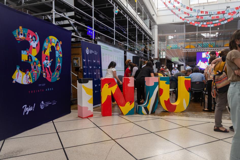 INJU en el día de celebración por los 30 años de su creación y reconocimiento a funcionarios. Foto MIDES. Salón principal de Casa INJU en el día de reconocimiento a funcionarios en los 30 años de existencia