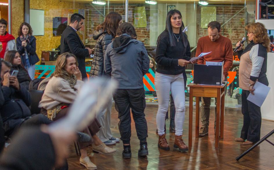 Participante recibiendo su certificado