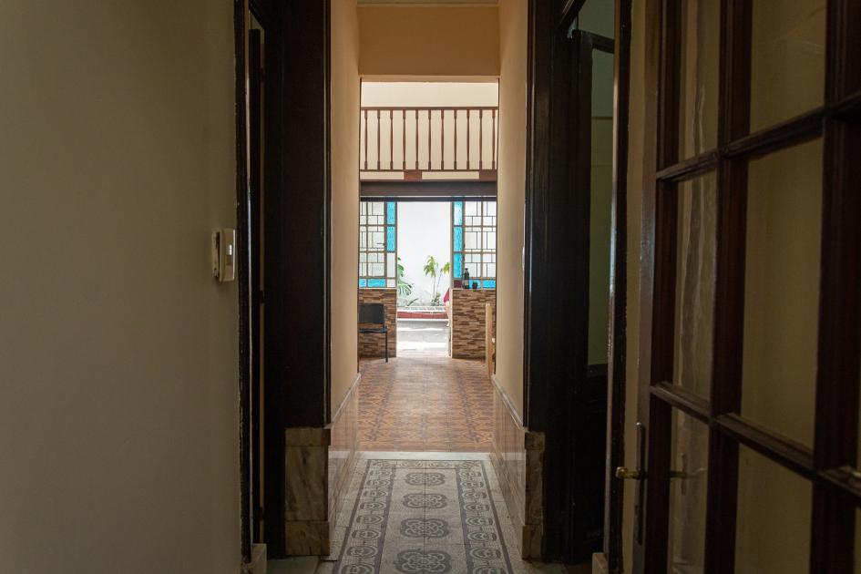 Hogar de Medio Camino con atención 24hs para personas con adicciones y en situación de calle Pasillo principal de la casona visto desde la puerta de calle