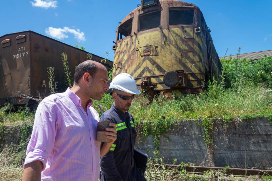 Ministro dialogando con trabajador 