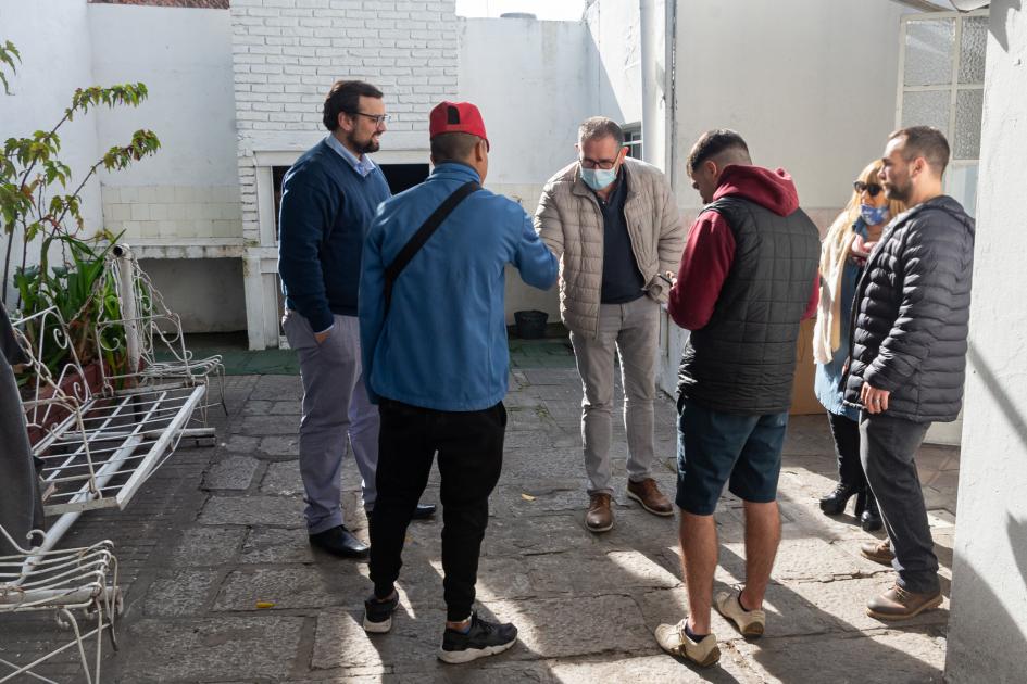 Gabriel Cunha del Programa Calle de MIDES junto a educadores y usuarios del centro 24hs Ronda de conversación entre usuarios, técnicos y educadores en patio exterior