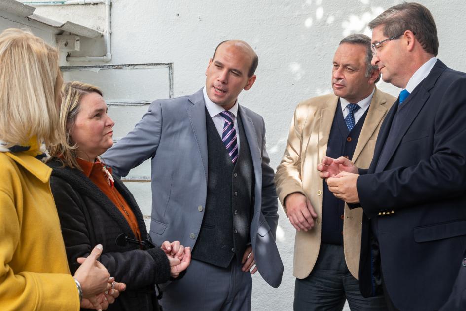 Auesrperg, Brugman, Lema, Delgado y Cipriani en ronda de conversación en patio exterior de la casona