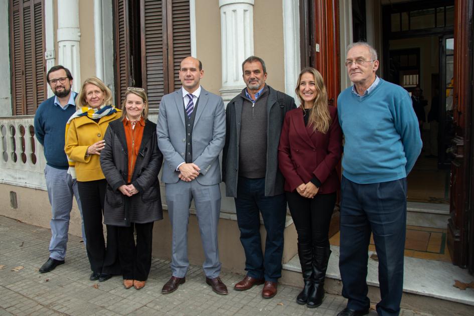Autoridades del MIDES junto al coordinador y equipo técnico del Hogar de Medio Camino Cunha, Auersperg, Brugman, Lema y equipo técnico que dirige el Hogar