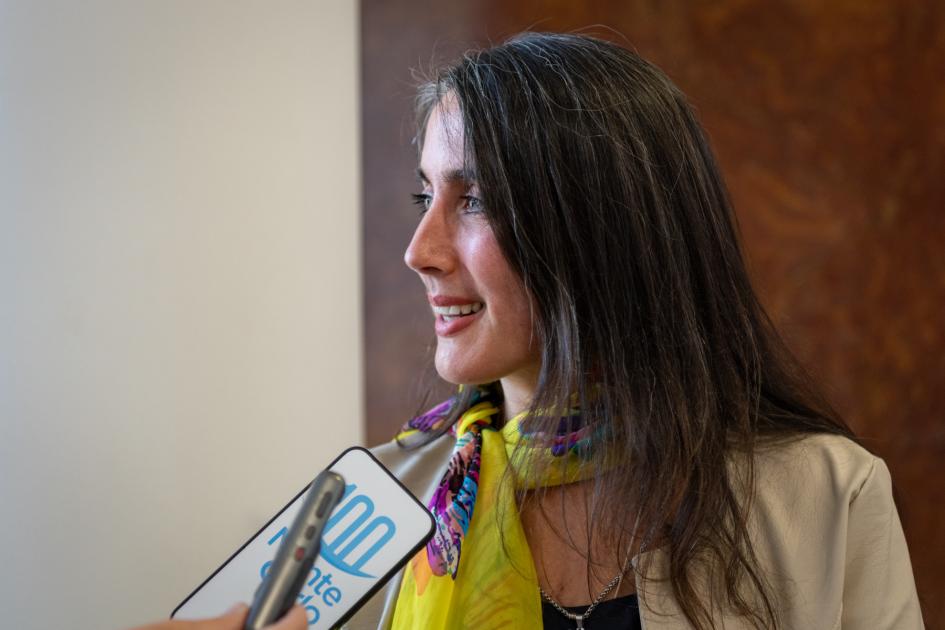Marianela Larzábal, directora del Instituto Nacional de las Personas Mayores. Larzábal, de pie y de perfil, dando una nota de prensa.
