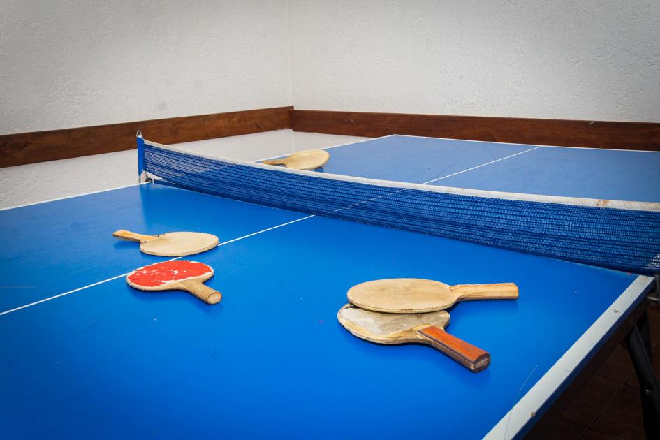 Espacio para deporte, recreación y esparcimiento Mesa de ping pong con red y 4 paletas