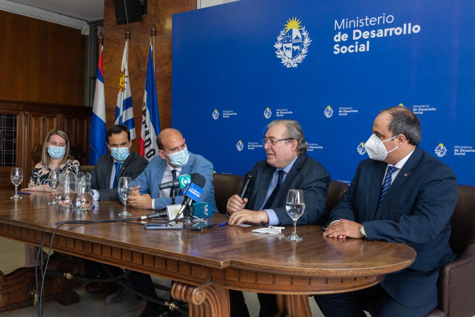 Mesa de autoridades durante la alocución del gerente general de la Española 