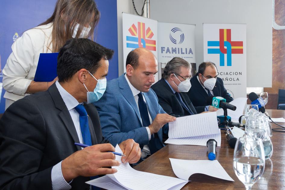 Autoridades del MIDES y la Asociación Española firmando los convenios