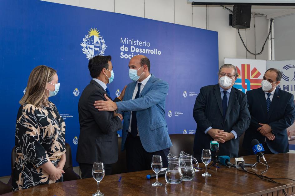 Saludo final de la mesa de autoridades Saludo final de la mesa de autoridades