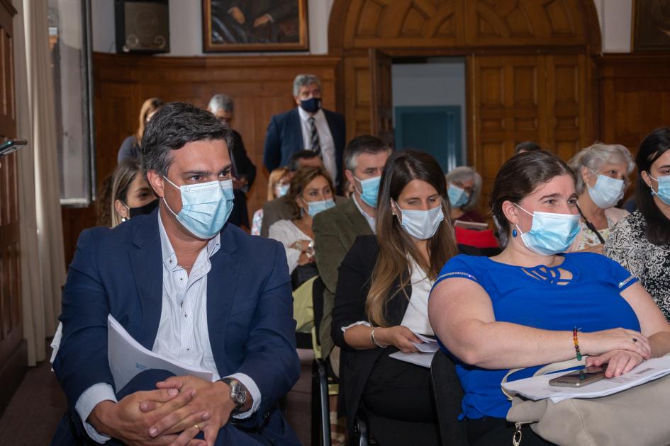 Presentación guías para la atención adecuada de las personas con discapacidad en los servicios de salud y con TEA Nicolás Scarela y Karen Sass junto a funcionarios del MSP y personas de la sociedad civil