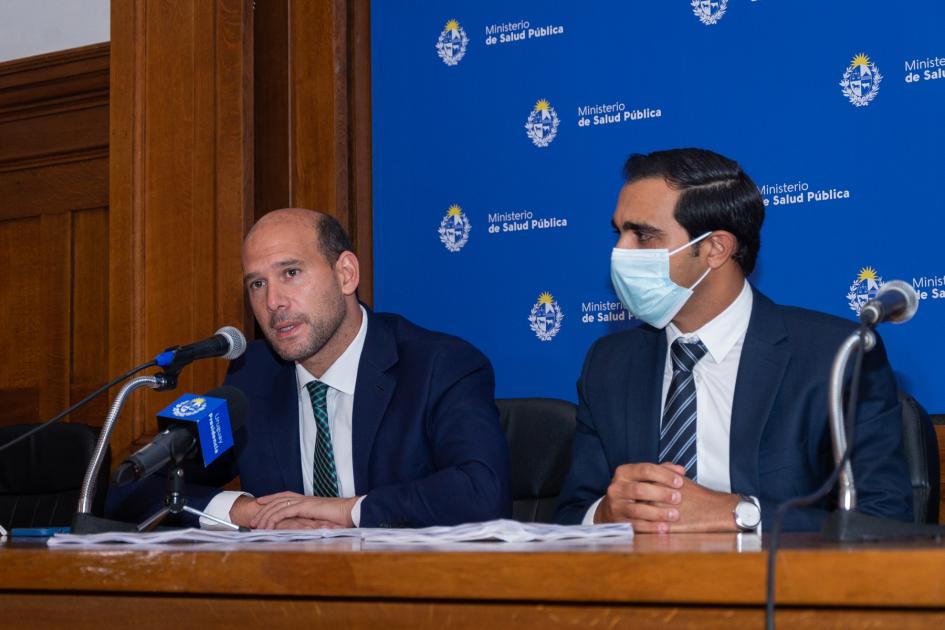 Presentación guías para la atención adecuada de las personas con discapacidad en los servicios de salud y con TEA Ministro Lema en mesa de oradores junto a Subsecretario Satdjián