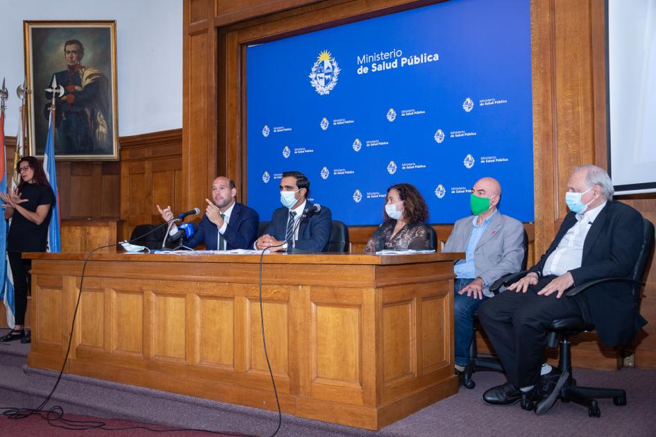 Lanzamiento guías para el trato y atención adecuada de las personas con discapacidad en los servicios de salud y TEA Lema, Satdjián, Antonia Irazábal y Juan Meré en mesa de oradores