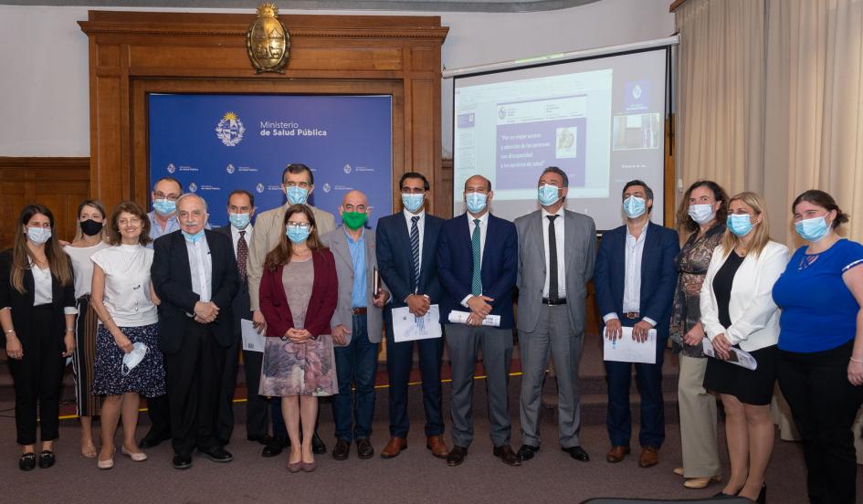 Presentación guías para la atención adecuada de las personas con discapacidad en los servicios de salud y con TEA Foto de grupo de autoridades y colaboradores en elaboración de guía para la salud en Discapacidad