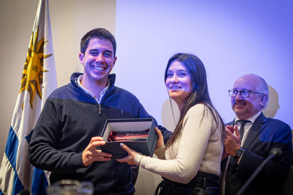 Entrega de reconocimiento al INJU Entrega de reconocimiento al INJU