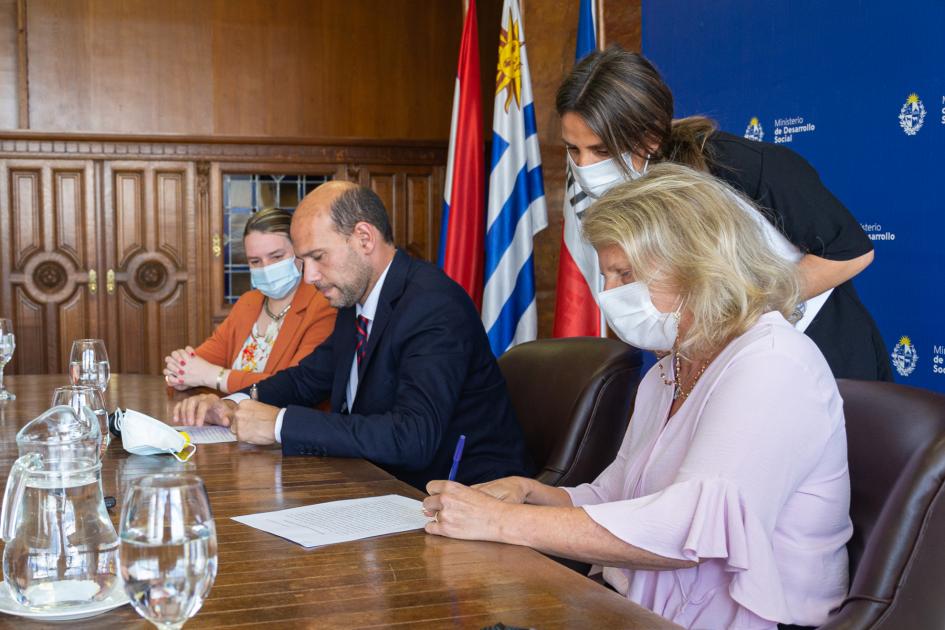 Autoridades en la firma del comodato Autoridades en la firma del comodato