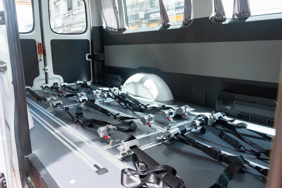 Interior de la camioneta adaptada para personas con discapacidad Interior de la camioneta adaptada para personas con discapacidad