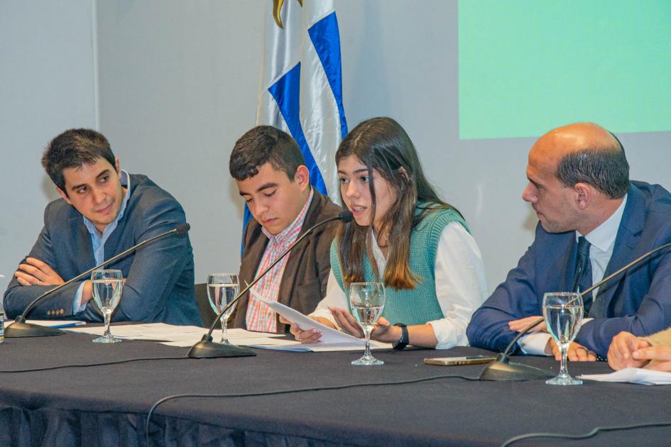 Felipe Paullier junto a jóvenes respresentantes del Consejo Asesor Consultivo de INAU