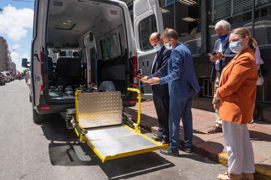 Camioneta adaptada para personas con discapacidad Camioneta adaptada para personas con discapacidad
