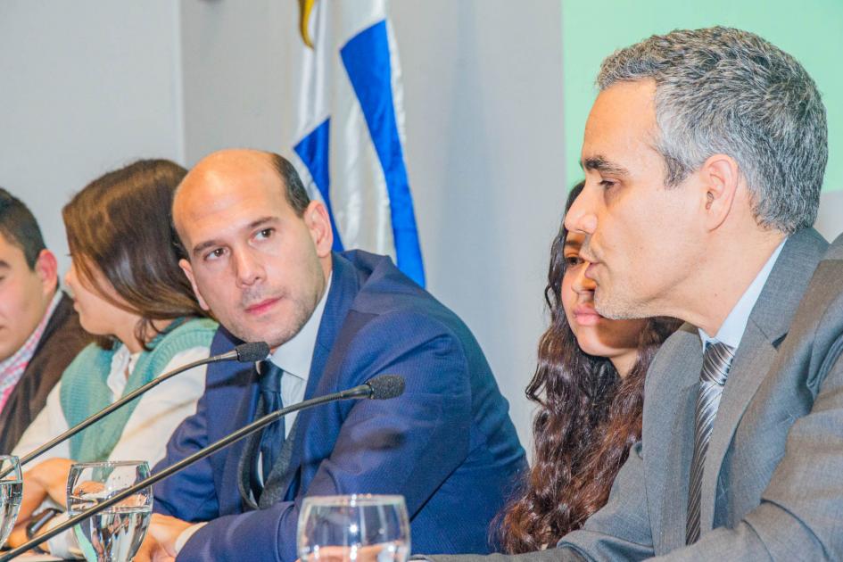 Ministro Lema junto a Francisco Benavides de UNICEF Ministro Lema junto representante de UNICEF y adolescentes en mesa de oradores
