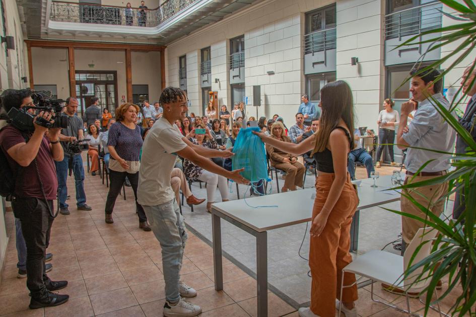 Joven entregando kit de herramientas Joven entregando kit de herramientas