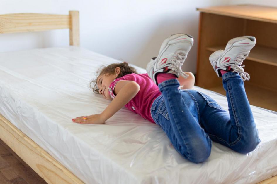 niña en estrenando cama