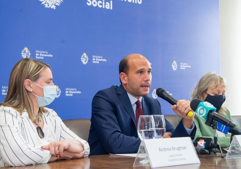 Presentación del Bono Social de Energía Eléctrica destinado a personas en situación de vulnerabilidad extrema Lema, Brugman y Emaldi en mesa de oradores por lanzamiento de Bono Electricidad