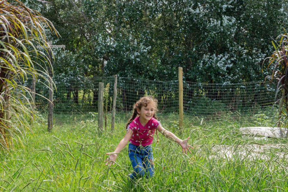 Niña jugando alegre en el jardín