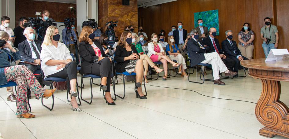 Grupo de personas asistentes al séptimo piso del MIDES en lanzamiento de beneficio convenio con UTE