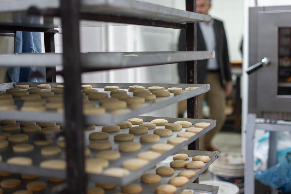 Productos elaborados por el equipo de panadería en los talleres de DINALI Bandejas con galletitas a la espera de leude. Al fondo el coordinador del centro