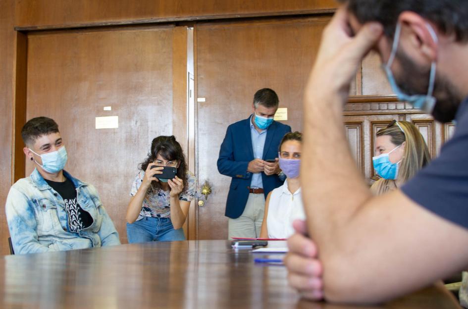 Mesa con participantes del convenio