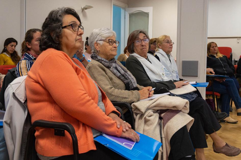 Mujeres rurales asistiendo al curso