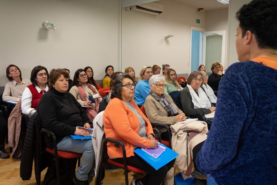 Mujeres rurales asistiendo al curso