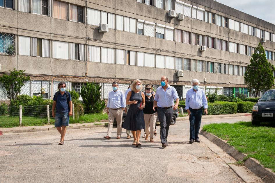 Viviendas con Apoyo Autoridades recorriendo el complejo