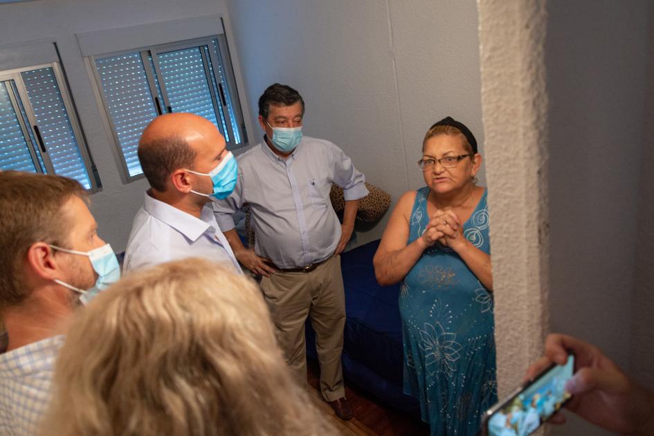 Viviendas con Apoyo Interior de vivienda autoridades hablando con usuaria