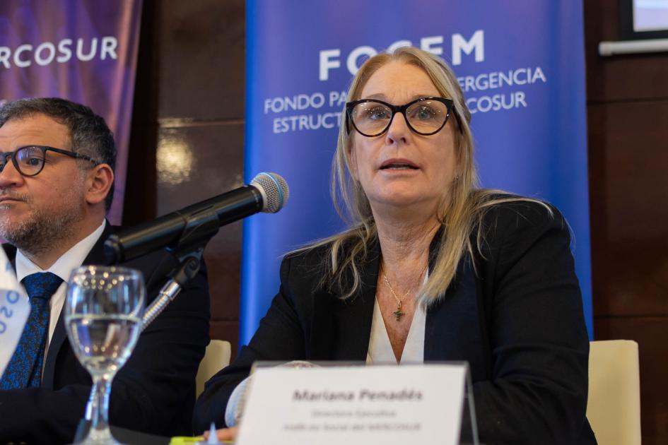 Mariana Penadés (Instituto Social del Mercosur) junto a Hugo Ferrerira (Paraguay). Mariana Penadés junto a representante del Paraguay.
