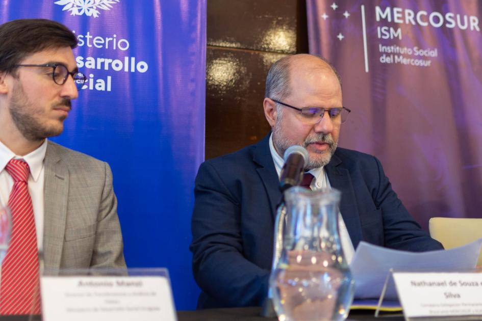 Nathanael de Sousa Silva durante su alocución Manzi junto al representante de Brasil en mesa de oradores.