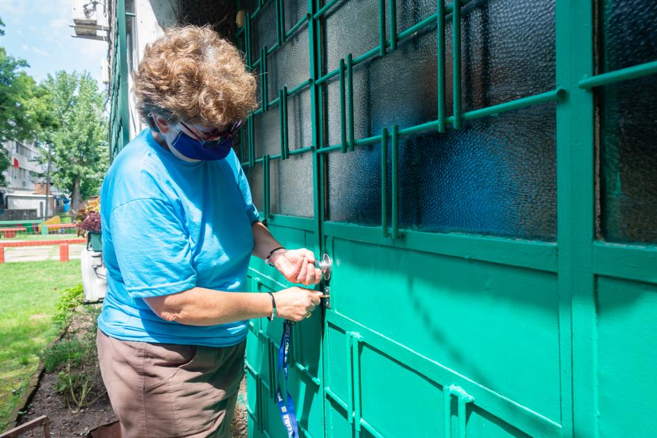 Recorrida complejo de viviendas Persona abriendo un portón de hierro